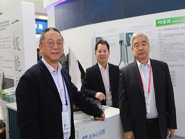 環(huán)保部領導蒞臨心日源制冷展展位